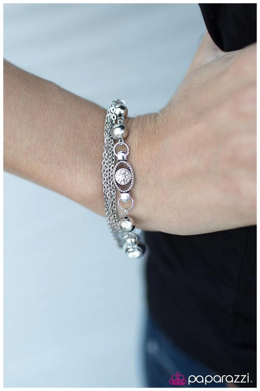 Pulsera Paparazzi ~ Seeing Eye to Eye - Blanco