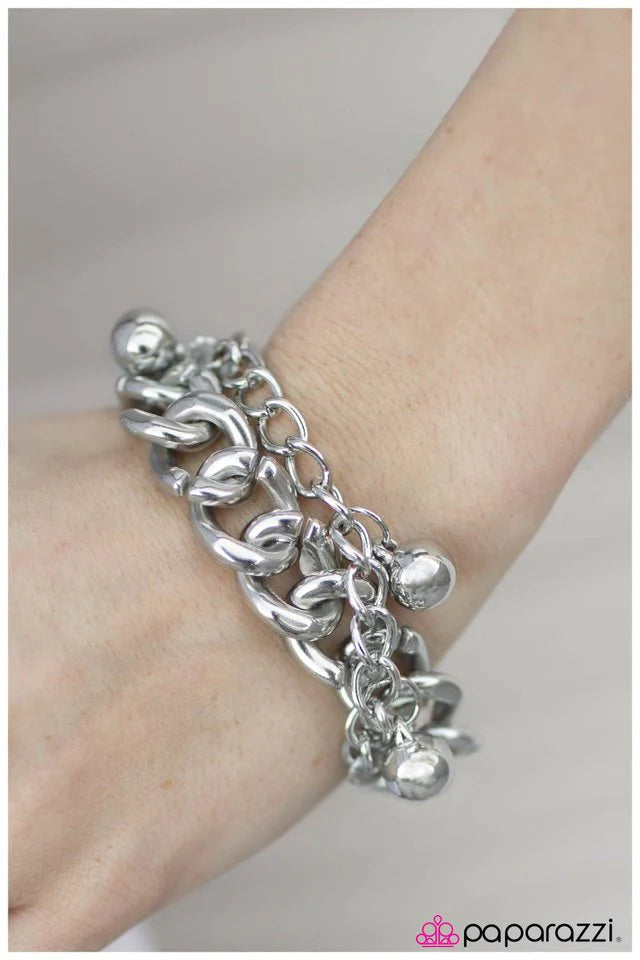 Pulsera Paparazzi ~ Contrabando - Plata