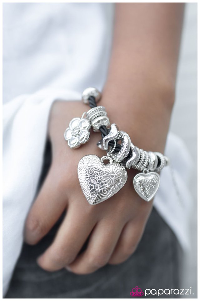 Pulsera Paparazzi ~ Encantadoramente encantadora - Plata