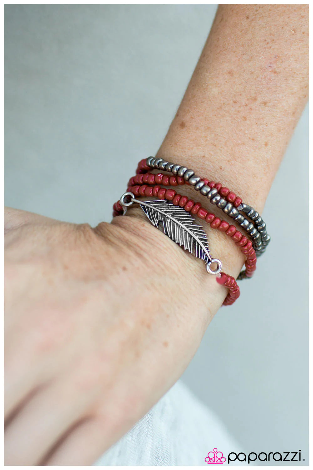 Pulsera Paparazzi ~ Flying First Class - Rojo