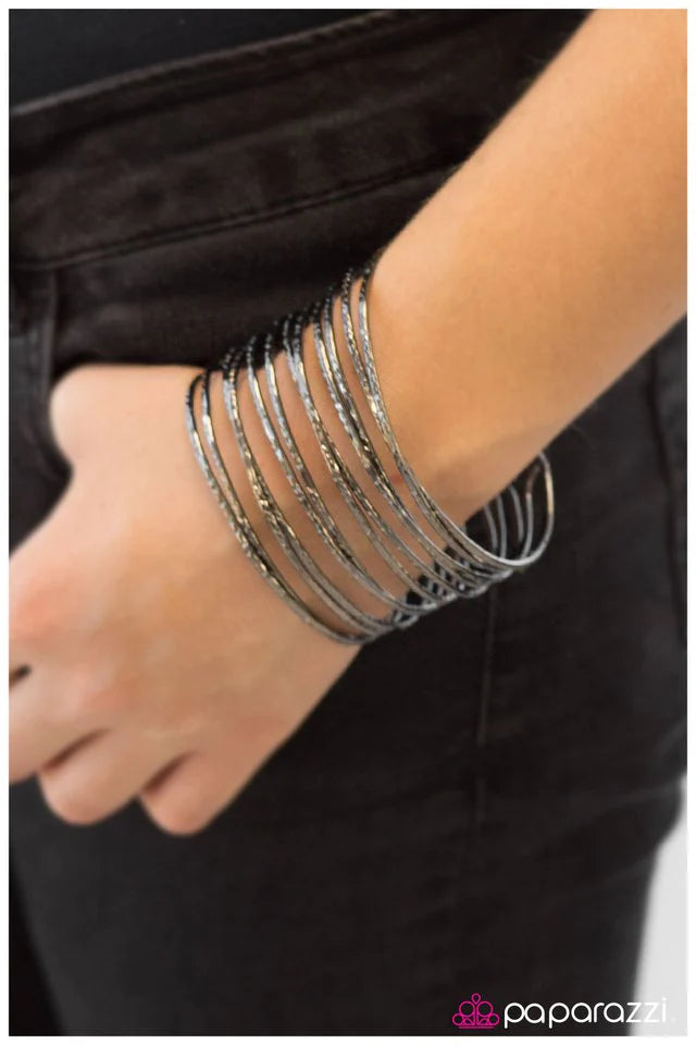 Pulsera Paparazzi ~ Tierra, Viento y CABLE - Negro