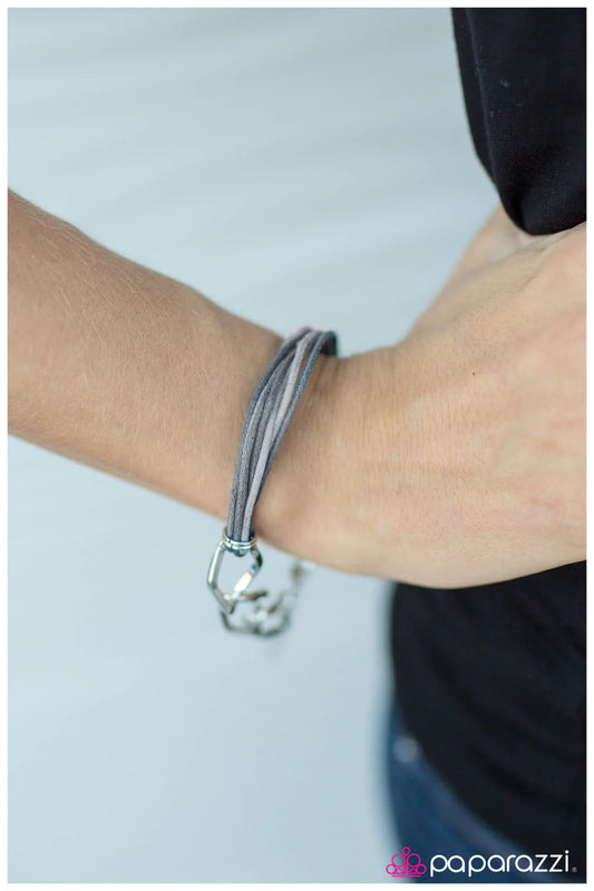 Pulsera Paparazzi ~ Hitching A Ride - Plata