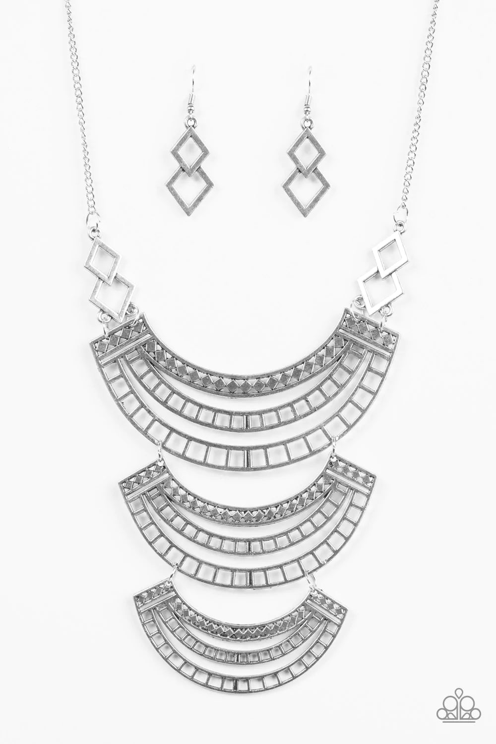 Collar Paparazzi ~ Reina del Nilo - Plata