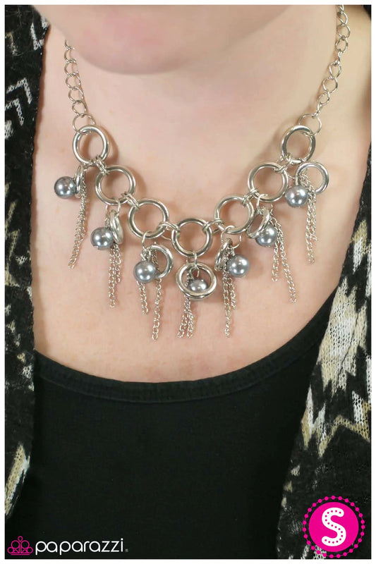 Collar Paparazzi ~ Borlas ligeras - Plata