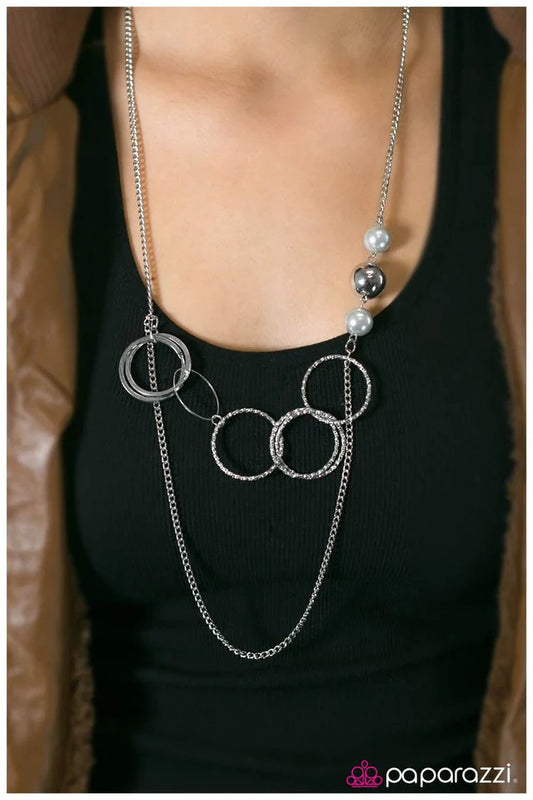 Collar Paparazzi ~ Expresionista - Plata