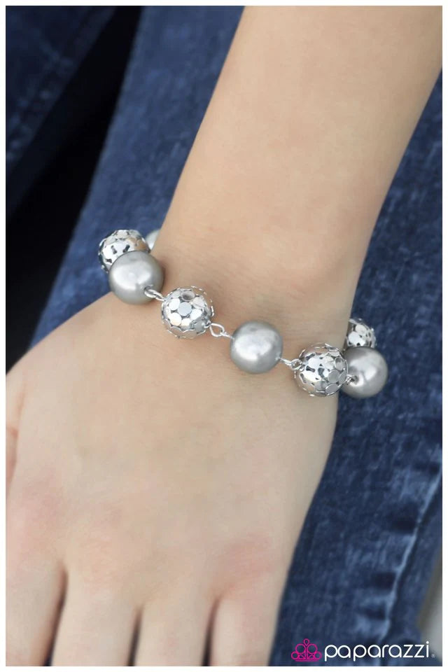 Pulsera Paparazzi ~ Deck The Halls - Plata