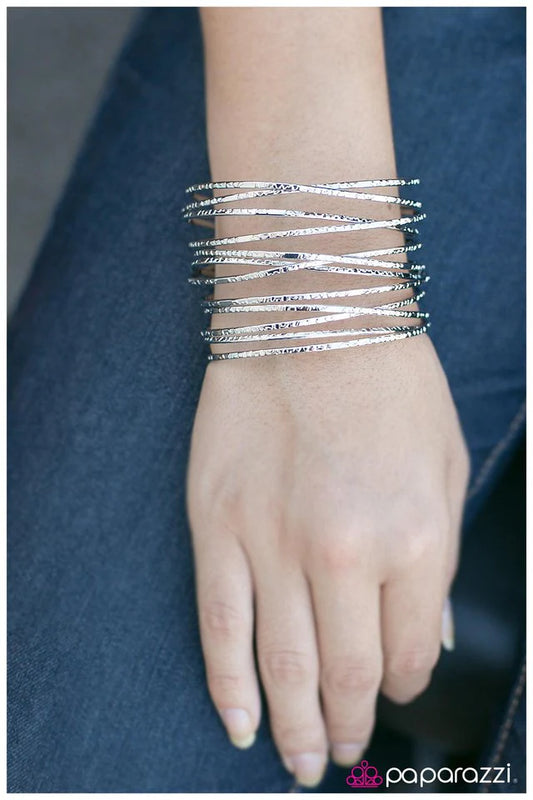 Pulsera Paparazzi ~ Tierra, viento y alambre - Plata