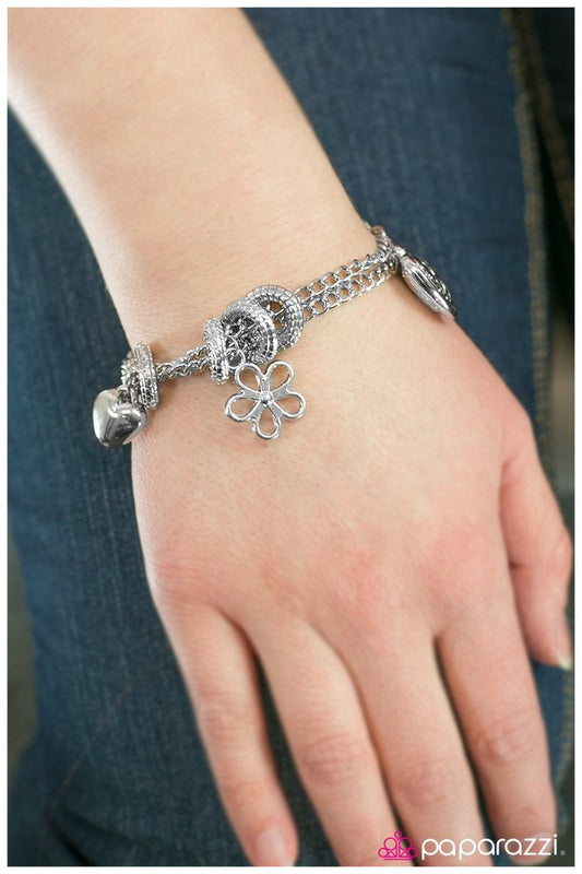 Pulsera Paparazzi ~ Enciende el amuleto - Plata