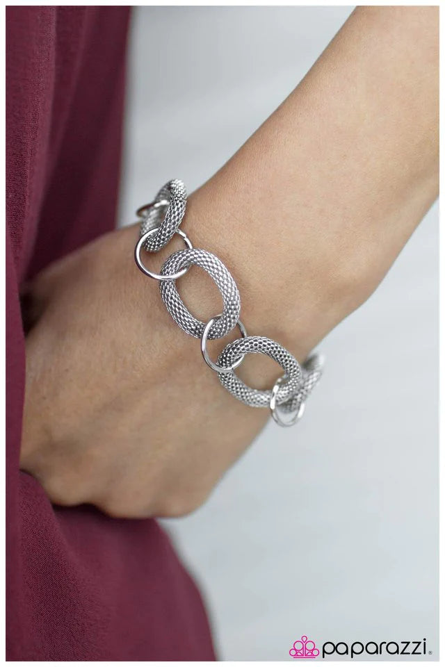 Pulsera Paparazzi ~ Anillo In The New - Plata