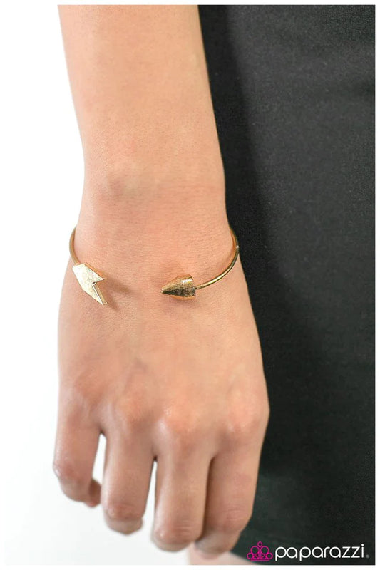 Pulsera Paparazzi ~ Cazador feliz - Oro