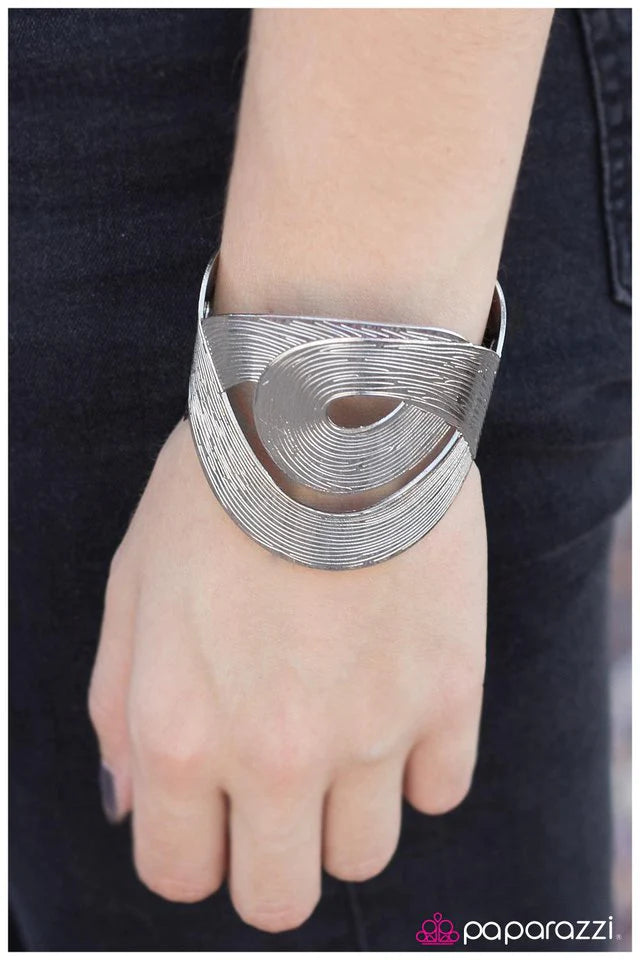 Pulsera Paparazzi ~ Todo es un borrón - Plata