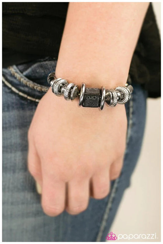 Pulsera Paparazzi ~ Around the Block - Negra