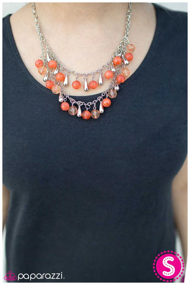 Collar Paparazzi ~ Detente, tírate al suelo y rueda - Naranja