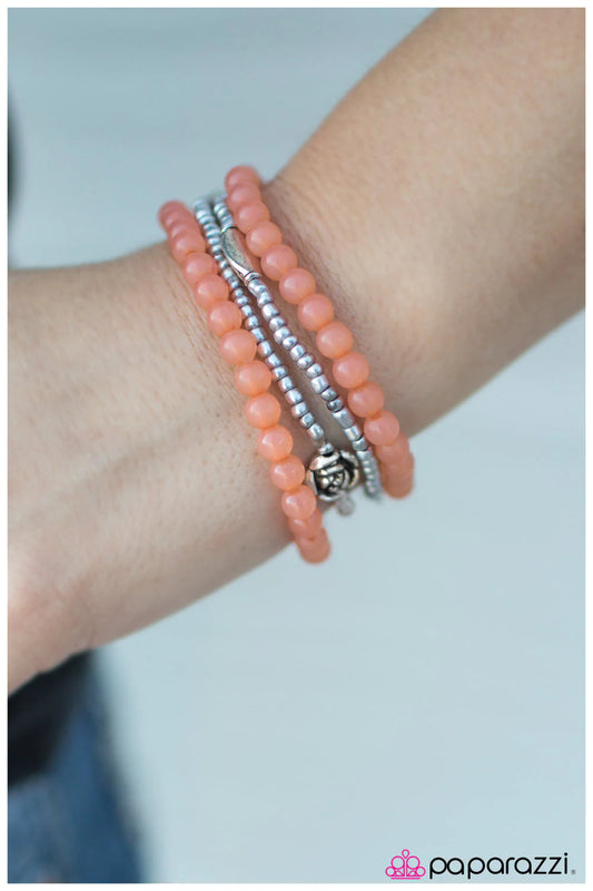 Pulsera Paparazzi ~ Playing It Cool - Naranja