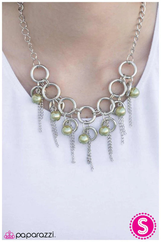 Collar Paparazzi ~ Borlas ligeras - Verde