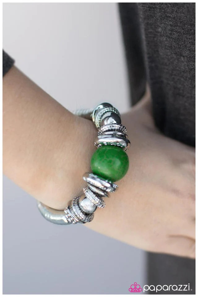 Pulsera Paparazzi ~ Haz lo que hacen los romanos... - Verde