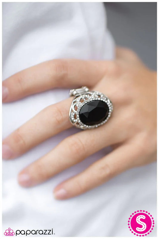 Anillo Paparazzi ~ Reina por un día - Negro