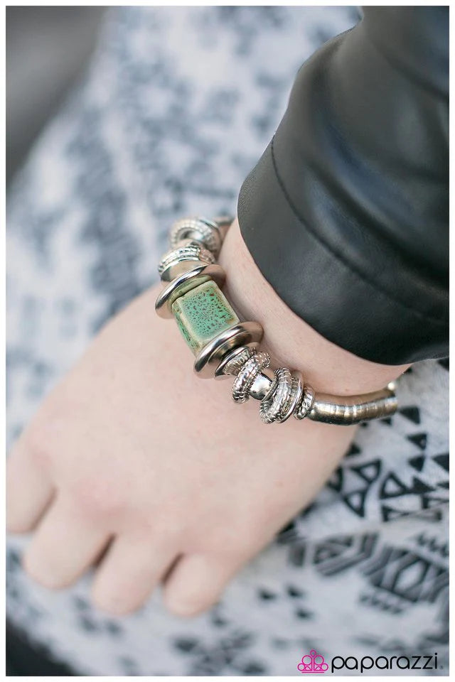 Pulsera Paparazzi ~ Around The Block - Verde