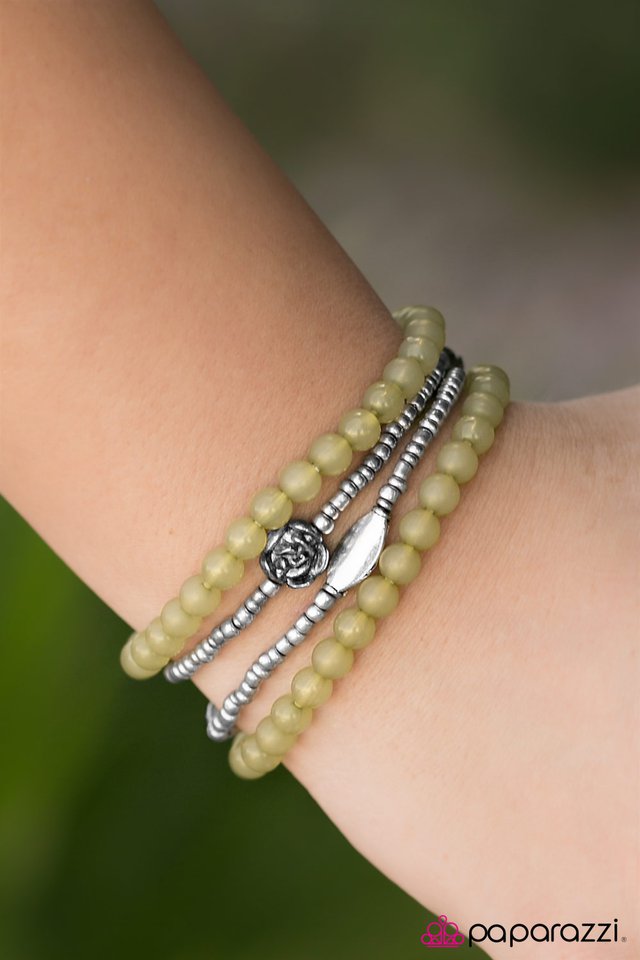 Pulsera Paparazzi ~ Playing It Cool - Verde