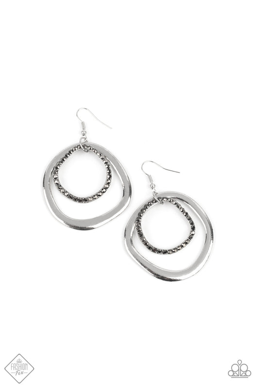 Pendientes Paparazzi Fashion Fix de junio de 2021 ~ Spinning With Sass - Plata