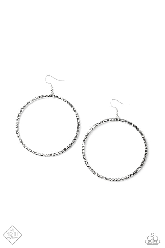 Pendientes Paparazzi Fashion Fix Diciembre 2020 ~ Wide Curves Ahead - Plata