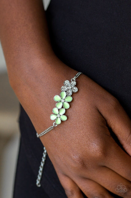 Pulsera Paparazzi ~ Fiji floreciente - Verde