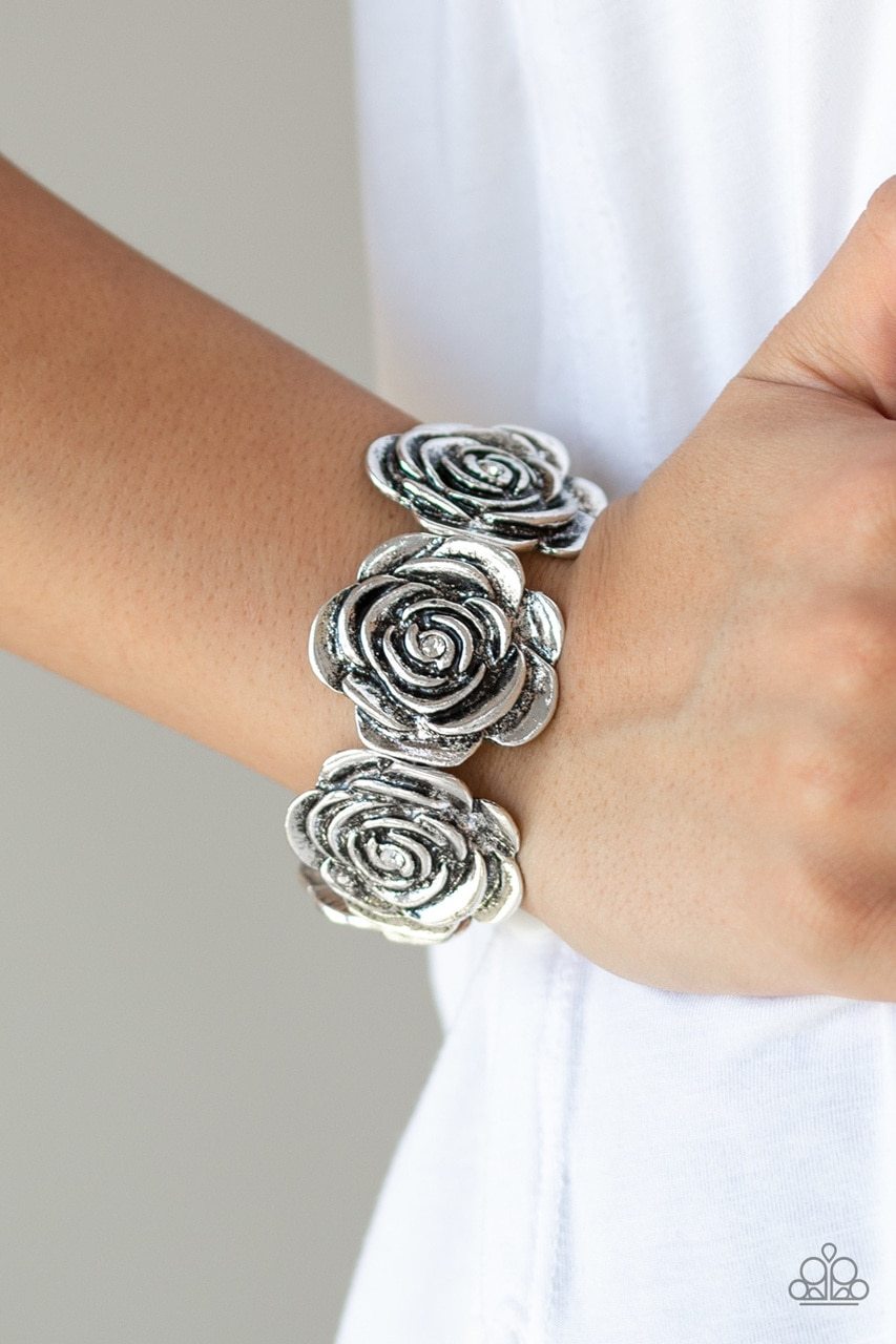 Pulsera Paparazzi ~ Extravagancia floral - Blanco